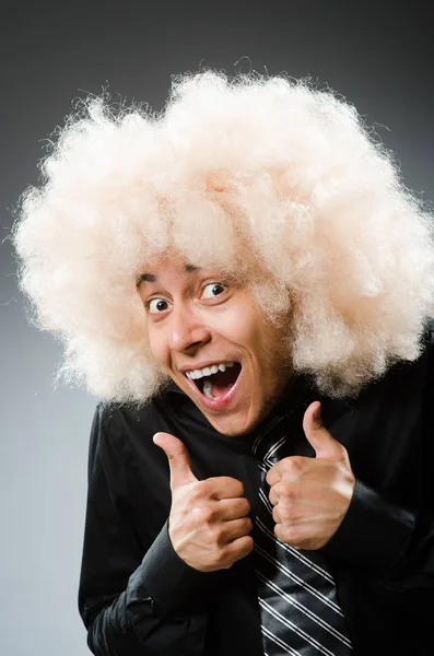 Joven vistiendo peluca afro — Foto de Stock