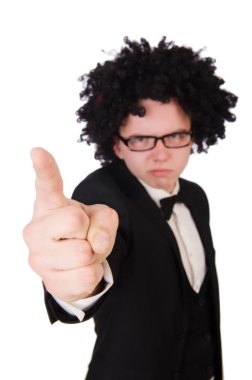 Genç adam afro peruk takıyor