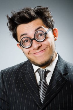 Karanlık stüdyoda komik nerd işadamı