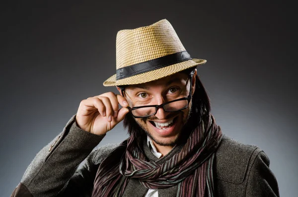 Человек в винтажной шляпе в смешной концепции — стоковое фото