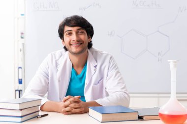 Sınıfta genç bir kimyager var. 