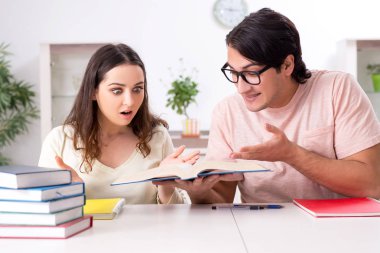 Öğrenciler sınava evde birlikte hazırlanıyorlar. 