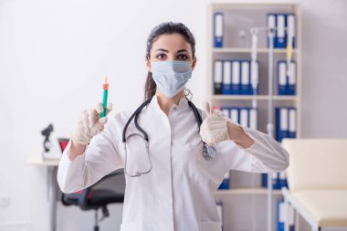 Enfüzyon konseptinde genç bayan doktor. 