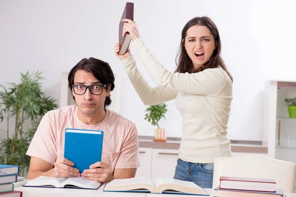 Studenter förbereder sig för tentamen tillsammans hemma — Stockfoto