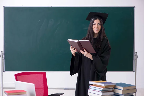 Yeşil kurulu önünde kadın yüksek lisans öğrencisi — Stok fotoğraf