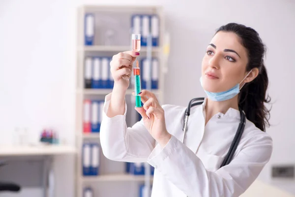 Doctora joven en concepto de infusión —  Fotos de Stock