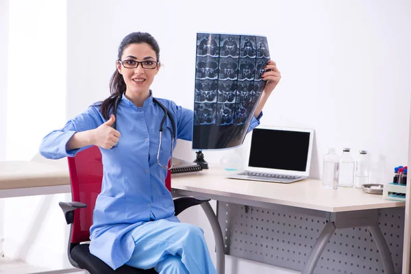 Ung kvinnlig läkare radiolog arbetar på kliniken — Stockfoto