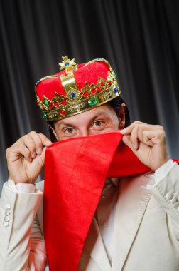 Taç giyme kavramı taç giyen komik kral