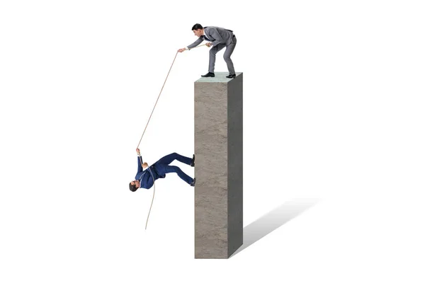 Empresário ajudando colega com corda — Fotografia de Stock