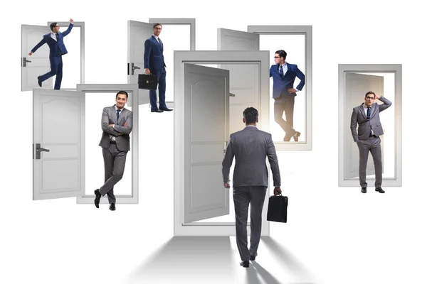Uomo d'affari in concetto di incertezza con molte porte — Foto Stock