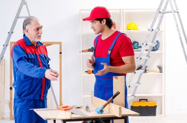 İki profesyonel Müteahhitler evde parke döşeme  