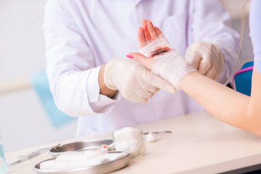 El kadın ziyaret doktor traumatologist yaralı 