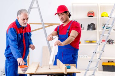 İki profesyonel Müteahhitler evde parke döşeme  