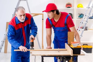 İki profesyonel Müteahhitler evde parke döşeme  