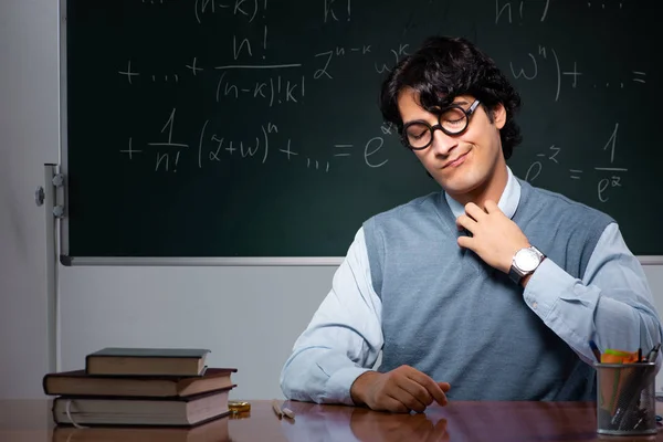 Jonge wiskundeleraar voorkant schoolbord — Stockfoto
