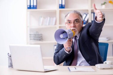 Eski işadamı çalışan ile aşırı wo mutsuz beyaz sakallı