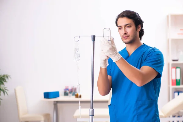 Giovane medico maschio nel concetto di trasfusione di sangue — Foto Stock