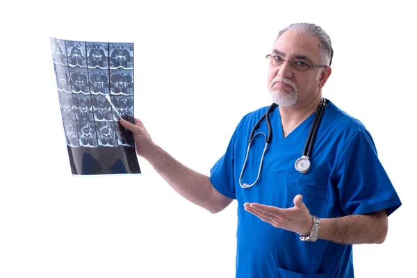 Beyaz sakallı yaşlı doktor radyolog klinikte çalışan — Stok fotoğraf