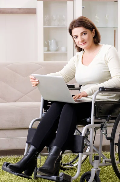 Femme en fauteuil roulant à la maison — Photo