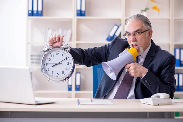 Branco barbudo velho empresário empregado infeliz com excessiva wo — Fotografia de Stock