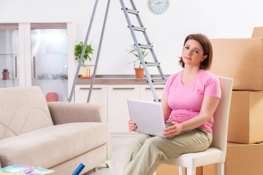 Ev geliştirme kavramı içinde laptop ile orta yaşlı kadın 