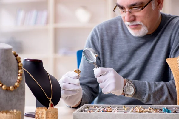 Witte baard oude juwelier op workshop — Stockfoto