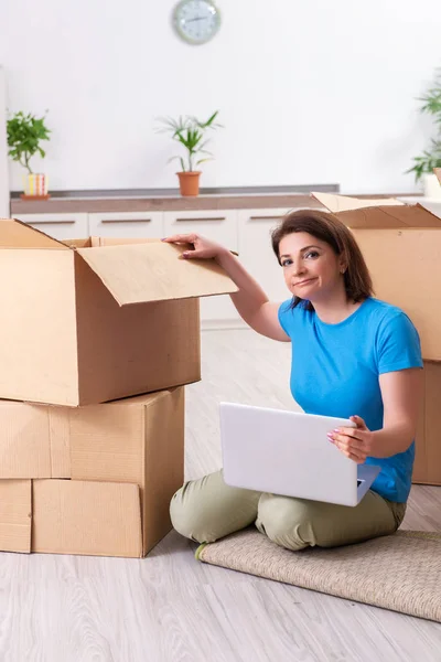 Frau mittleren Alters zieht in neue Wohnung — Stockfoto