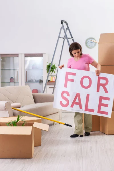 Mujer de mediana edad vendiendo piso reformado — Foto de Stock