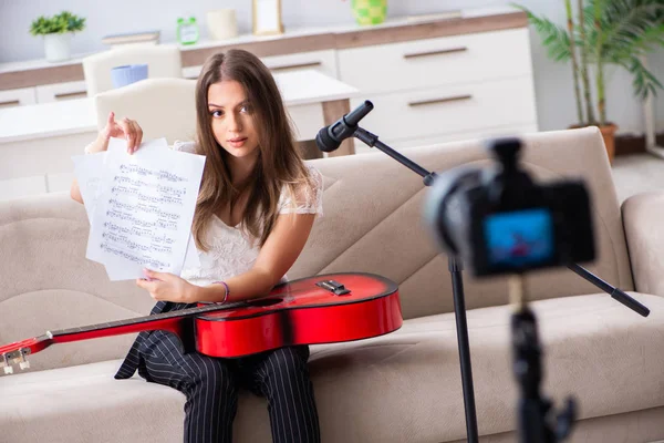 Mulher bela blogueira tocando guitarra — Fotografia de Stock