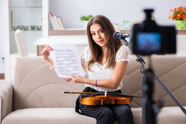 Female beautiful blogger playing violin — Stock Photo, Image