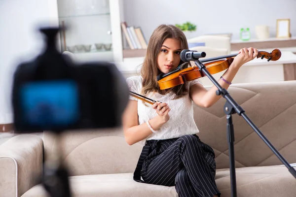 Mujer hermosa bloguera tocando el violín — Foto de Stock