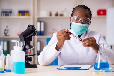 Laboratuarda çalışan genç siyah kimyager 