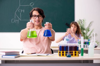 İki kimyagerler Öğrenciler sınıfta 