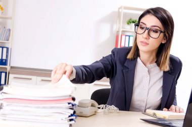 Ofiste çalışan genç bir bayan işçi. 