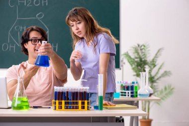 İki kimyagerler Öğrenciler sınıfta 