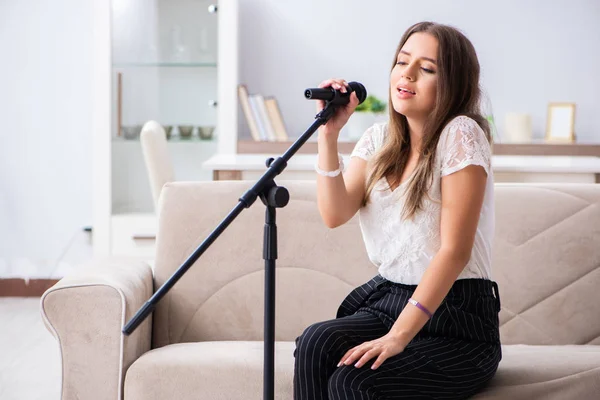 Mujer hermosa músico cantando en casa — Foto de Stock