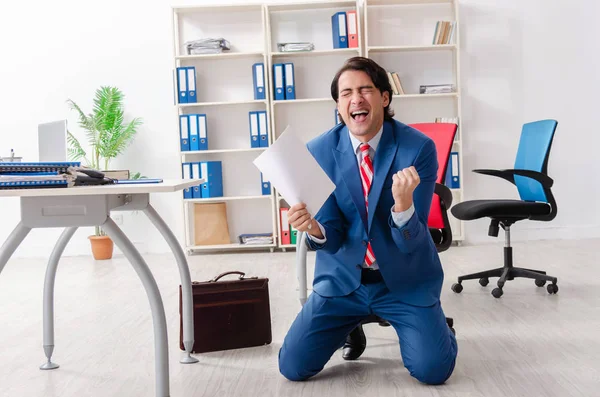 Jeune homme heureux employé dans le bureau — Photo