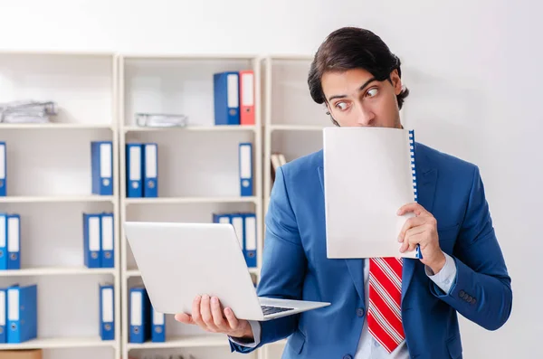 Jeune homme heureux employé dans le bureau — Photo