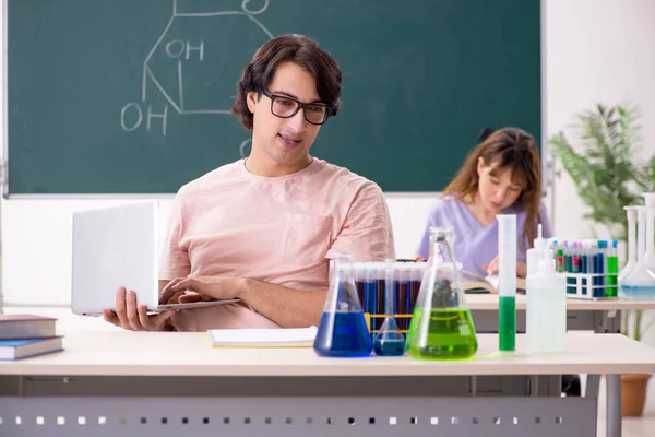 Two chemists students in classroom — Stock Photo, Image