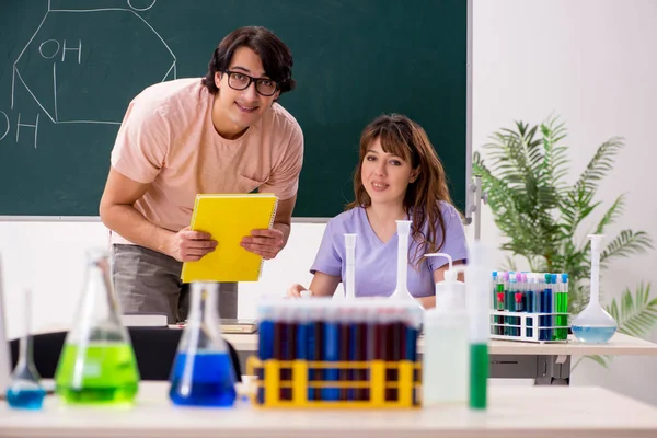 Dois estudantes de química em sala de aula — Fotografia de Stock