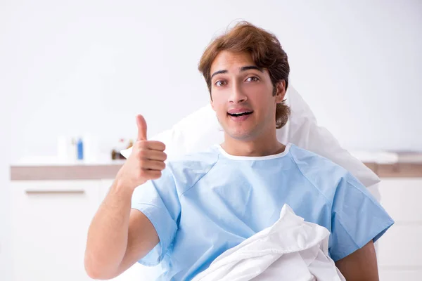 Jeune homme couché sur le canapé à l'hôpital — Photo