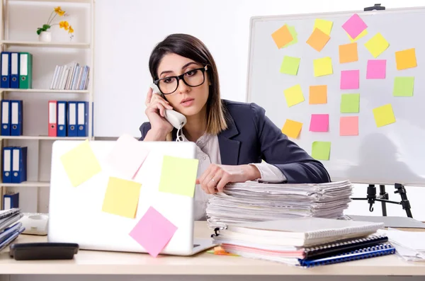 Giovane impiegata in un concetto di priorità contrastante — Foto Stock