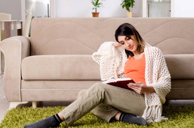 Evde hamile bir kadın var. 