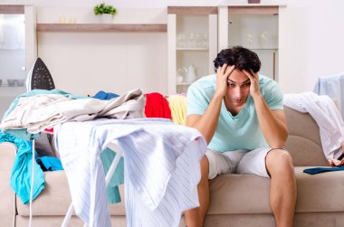 Genç adam koca evde Ütü 