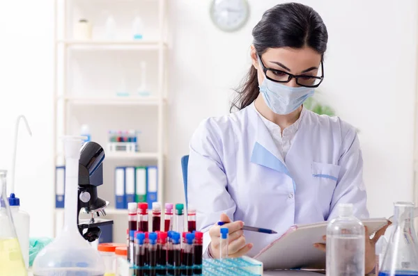 Jovem química do sexo feminino trabalhando no laboratório — Fotografia de Stock