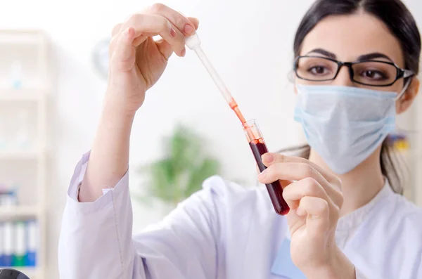 Química joven trabajando en el laboratorio — Foto de Stock