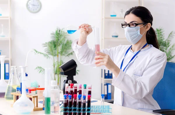 Química joven trabajando en el laboratorio — Foto de Stock