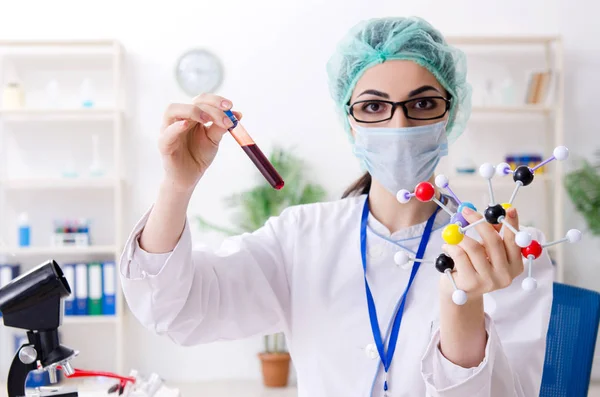 Νεαρή γυναίκα χημικός εργάζεται στο εργαστήριο — Φωτογραφία Αρχείου