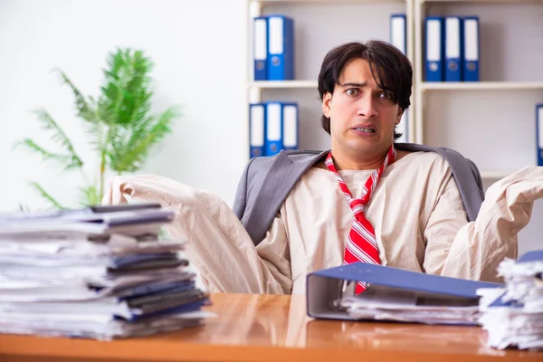 Сумасшедший молодой человек в смирительной рубашке в офисе — стоковое фото