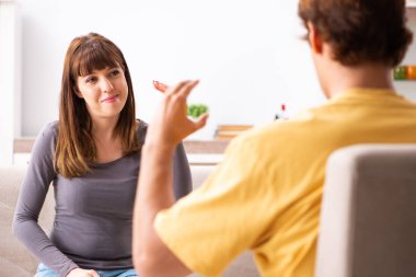 Kadın ve erkek işaret dilini öğreniyor